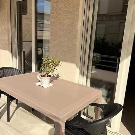 Lake View Parking Free Apartment